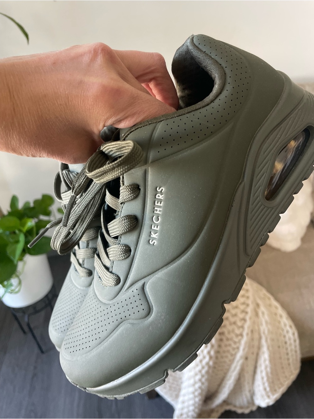 Skechers UNO stand on air Green memory foam sole women’s sz 8 sneakers NEVERWORN